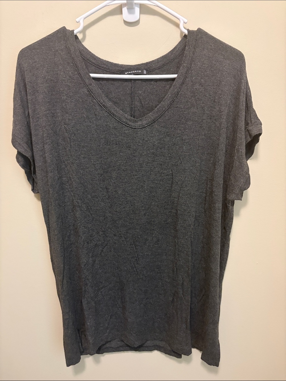 Staccato Women's Charcoal Gray V-Neck Short Sleeve Tee
